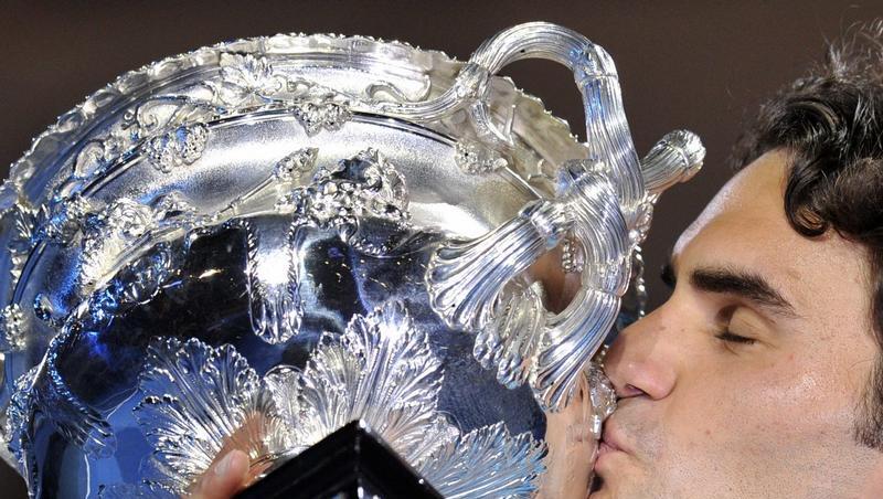 Roger Federer küsst den Siegerpokal in Melbourne. Roger Federer küsst den Siegerpokal in Melbourne.