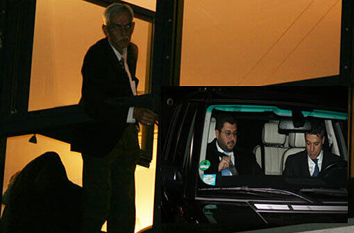 1860-Präsident Dieter Schneider schaut aus dem Fenster. Unten verschwindet der Investor. Abfahrt &ndash; für immer? Hasan Ismaik verabschiedet sich winkend am Trainingsgelände.