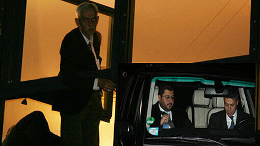 1860-Präsident Dieter Schneider schaut aus dem Fenster. Unten verschwindet der Investor. Abfahrt – für immer? Hasan Ismaik verabschiedet sich winkend am Trainingsgelände. 1860-Präsident Dieter Schneider schaut aus dem Fenster. Unten verschwindet der Investor. Abfahrt – für immer? Hasan Ismaik verabschiedet sich winkend am Trainingsgelände.