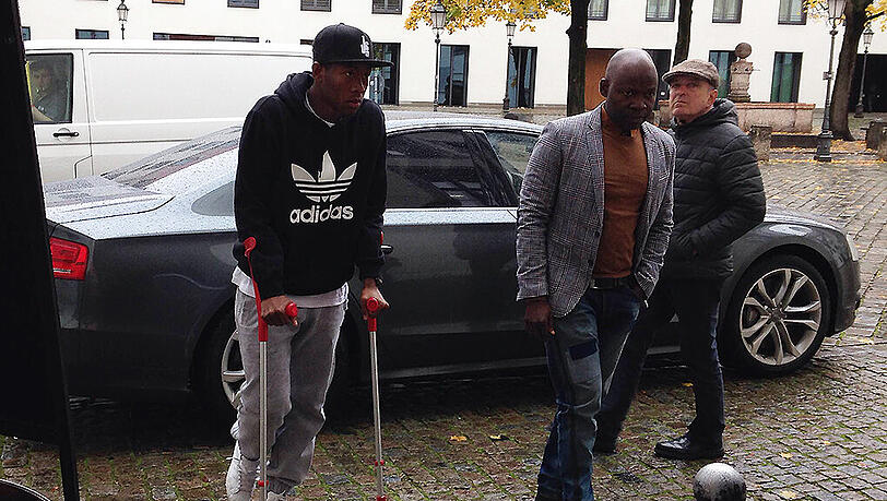 David Alaba auf dem Weg zur Praxis von Bayern-Doc Hans-Wilhelm Müller-Wohlfahrt. David Alaba auf dem Weg zur Praxis von Bayern-Doc Hans-Wilhelm Müller-Wohlfahrt.