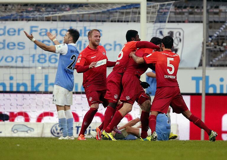 Da ist es passiert: Die Löwen kassieren in der 85. Minute den 1:1-Ausgleich nach einem Eckball. Gary Kagelmacher kann es nicht fassen.