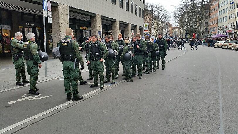 Amateur-Derby: FC Bayern II gegen den TSV 1860 II - Fans treffen sich in den Innenstadt. Die Bilder...