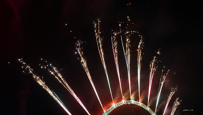 Beim "Sommernachtstraum" im Olympiapark bekamen die Münchner ein Feuerwerk der Superlative geboten. Die Bilder der Pyro-Show. Beim "Sommernachtstraum" im Olympiapark bekamen die Münchner ein Feuerwerk der Superlative geboten. Die Bilder der Pyro-Show.