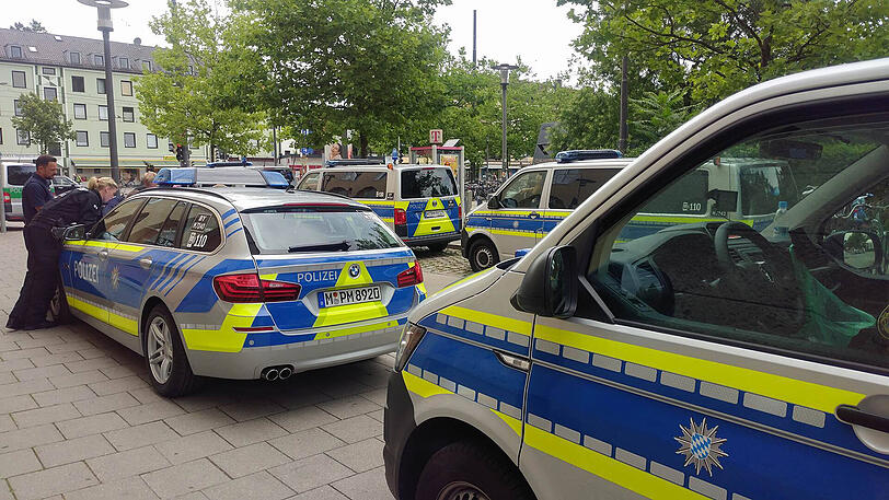 Das Polizeiaufgebot ist massiv - Seitenstraßen sind von Einsatzfahrzeugen gesäumt.