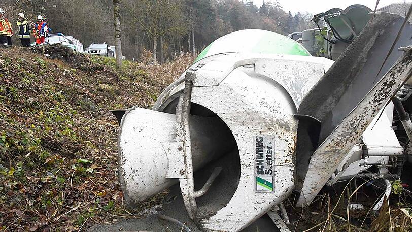 Nach dem Sturz kam der Betonmischer im Landschaftsschutzgebiet Ampermoos zum Liegen.