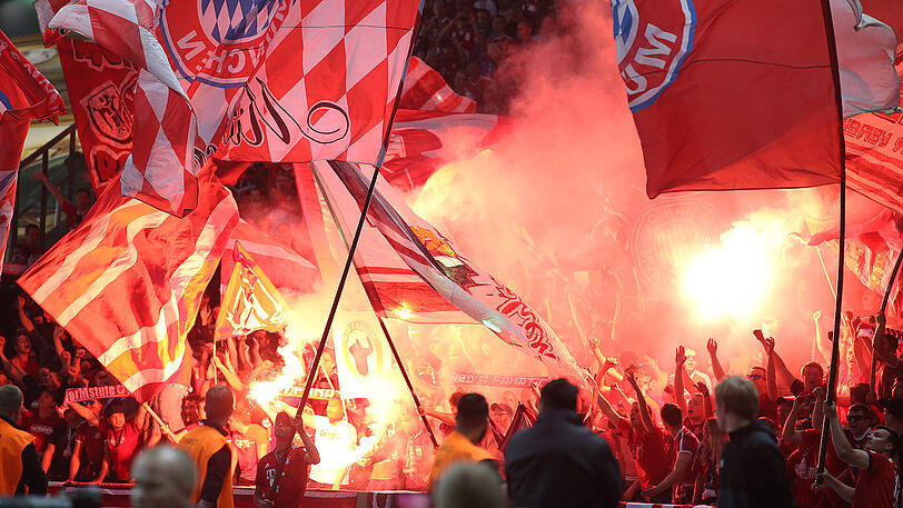 Anhänger des FC Bayern zünden während des DFB-Pokalfinals Pyrotechnik ab.