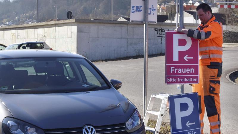 Ein Mitarbeiter der Stadt montiert an einem Parkplatz ein neues, pinkfarbenes Verkehrsschild. Foto: Tina Steimle/Archiv Ein Mitarbeiter der Stadt montiert an einem Parkplatz ein neues, pinkfarbenes Verkehrsschild. Foto: Tina Steimle/Archiv