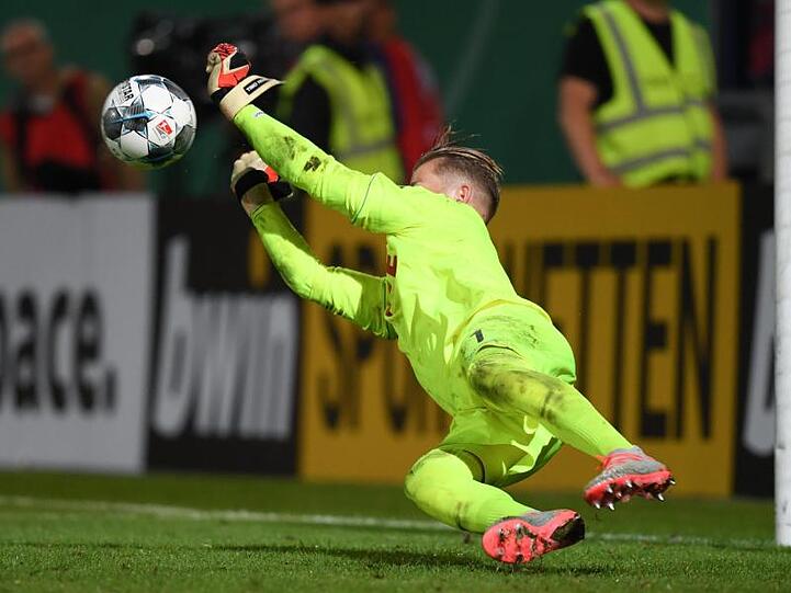 Kölns Torwart Timo Horn hält einen Elfmeter.