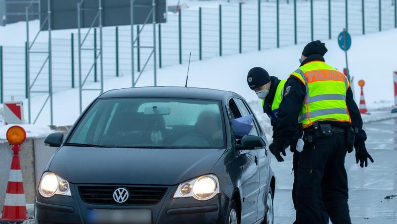 Zwei Polizisten der Bundespolizei bei der Kontrolle von Reisenden und Pendlern.