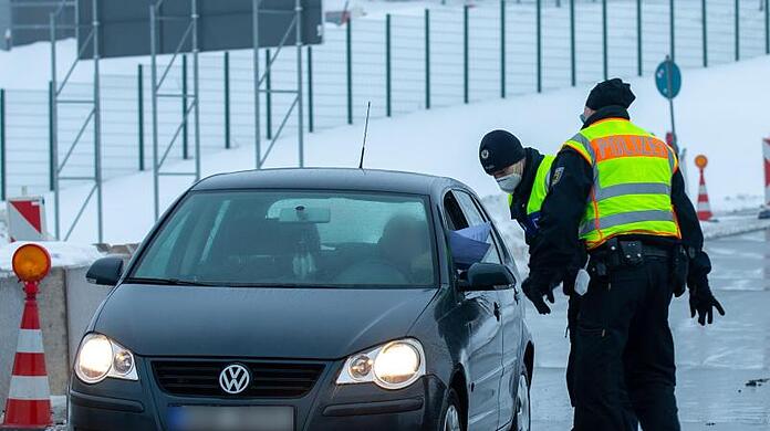 Zwei Polizisten der Bundespolizei bei der Kontrolle von Reisenden und Pendlern.