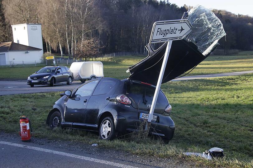 Der Toyota kam bei dem Unfall von der Fahrbahn ab und prallte gegen ein Verkehrszeichen.
