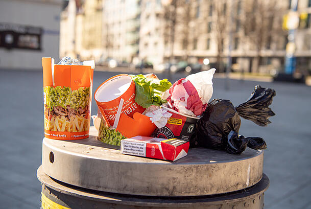 Leere Pizza- und Fastfood-Kartons und eine leere Zigarettenschachtel liegen auf einem vollen Mülleimer am Hans-Mielich-Platz Leere Pizza- und Fastfood-Kartons und eine leere Zigarettenschachtel liegen auf einem vollen Mülleimer am Hans-Mielich-Platz