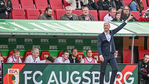 Augsburgs Trainer Jess Thorup gestikuliert.