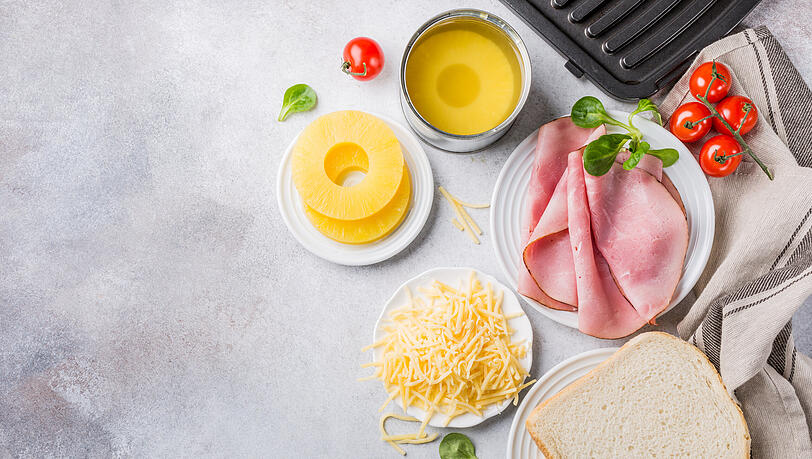 Unser Serviervorschlag: Der umstrittene Klassiker mit Ananas darf natürlich nicht fehlen – wie wäre es mit einem Toast Hawaii auf der Autobahn? Unser Serviervorschlag: Der umstrittene Klassiker mit Ananas darf natürlich nicht fehlen – wie wäre es mit einem Toast Hawaii auf der Autobahn?