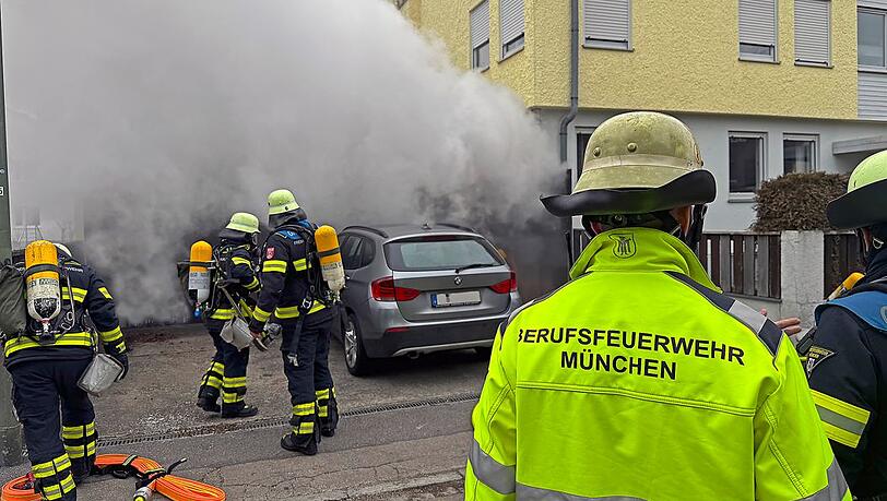 Brand in der Tiefgarage. Die Feuerwehr rückt mit einem Großaufgebot an.
