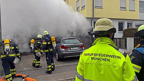 Brand in der Tiefgarage. Die Feuerwehr rückt mit einem Großaufgebot an.