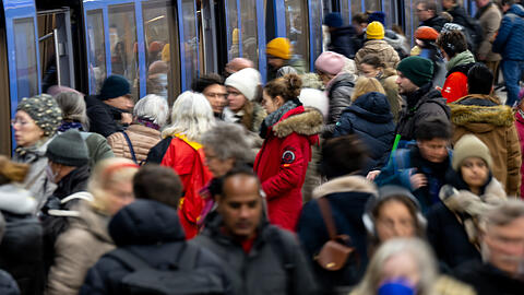 Wegen der Bauma ist auch rund um das Drittliga-Heimspiel des TSV 1860 München gegen den SV Sandhausen mit "größeren Kapazitätsengpässen" auf der U-Bahn-Linie 2 zu rechnen. (Symbolbild)