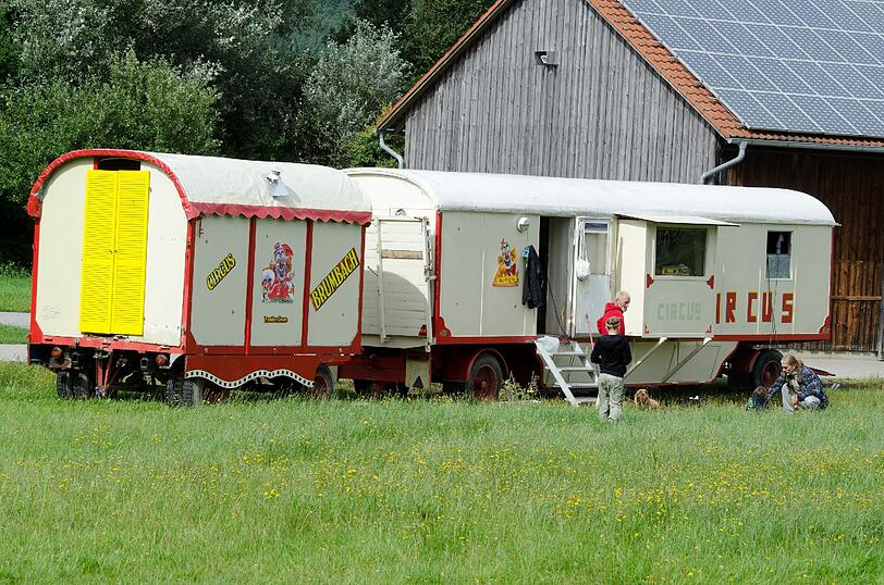 Der Zirkus sorgte in Hausen für Aufruhr: Mit ihren Wagen hatte die Zirkusfamilie den Festplatz des Ortes besetzt gehalten. Nun wird der Platz geräumt, damit am Montag das Volksfest beginnen kann.