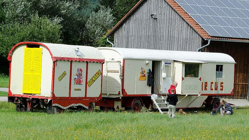 Der Zirkus sorgte in Hausen für Aufruhr: Mit ihren Wagen hatte die Zirkusfamilie den Festplatz des Ortes besetzt gehalten. Nun wird der Platz geräumt, damit am Montag das Volksfest beginnen kann. Der Zirkus sorgte in Hausen für Aufruhr: Mit ihren Wagen hatte die Zirkusfamilie den Festplatz des Ortes besetzt gehalten. Nun wird der Platz geräumt, damit am Montag das Volksfest beginnen kann.
