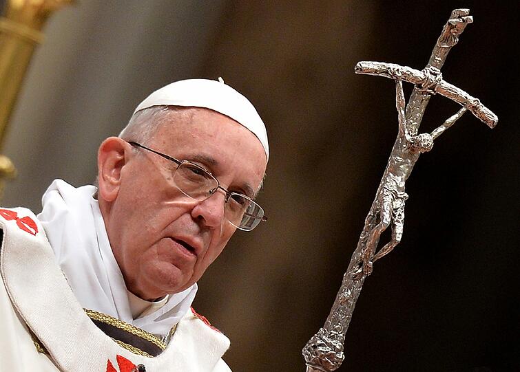 Papst Franziskus erteilt zum ersten mal den Segen "Urbi et Orbi" auf dem Petersplatz.