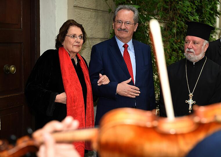 Ude und seine Frau Edith von Welser-Ude gemeinsam mit Apostolos Malamoussis, Erzpriester des Ökumenischen Patriarchats...
