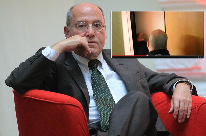 Verfolgt bis auf die Toilette: Fraktionschef der Linken, Gregor Gysi. Der Publizist David Sheen aus Israel, filmte die Szene und stellte das Video auf Youtube.
