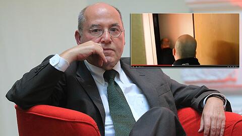 Verfolgt bis auf die Toilette: Fraktionschef der Linken, Gregor Gysi. Der Publizist David Sheen aus Israel, filmte die Szene und stellte das Video auf Youtube.