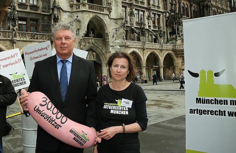 Am Dienstag wurde die Unterschriftenliste an Münchens Oberbürgermeister Dieter Reiter übergeben. Daneben wird zusätzlich die Kunstinstallation "Alles hat ein Ende ... (nur die Wurst hat keins)" des Künstlerkollektivs "Neozoon" auf dem Marienplatz ausgestellt.