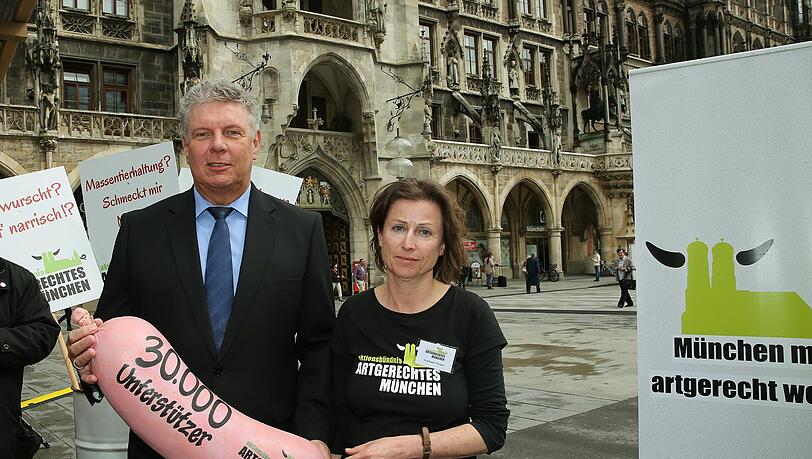 Am Dienstag wurde die Unterschriftenliste an Münchens Oberbürgermeister Dieter Reiter übergeben. Daneben wird zusätzlich die Kunstinstallation "Alles hat ein Ende ... (nur die Wurst hat keins)" des Künstlerkollektivs "Neozoon" auf dem Marienplatz ausgestellt. Am Dienstag wurde die Unterschriftenliste an Münchens Oberbürgermeister Dieter Reiter übergeben. Daneben wird zusätzlich die Kunstinstallation "Alles hat ein Ende ... (nur die Wurst hat keins)" des Künstlerkollektivs "Neozoon" auf dem Marienplatz ausgestellt.