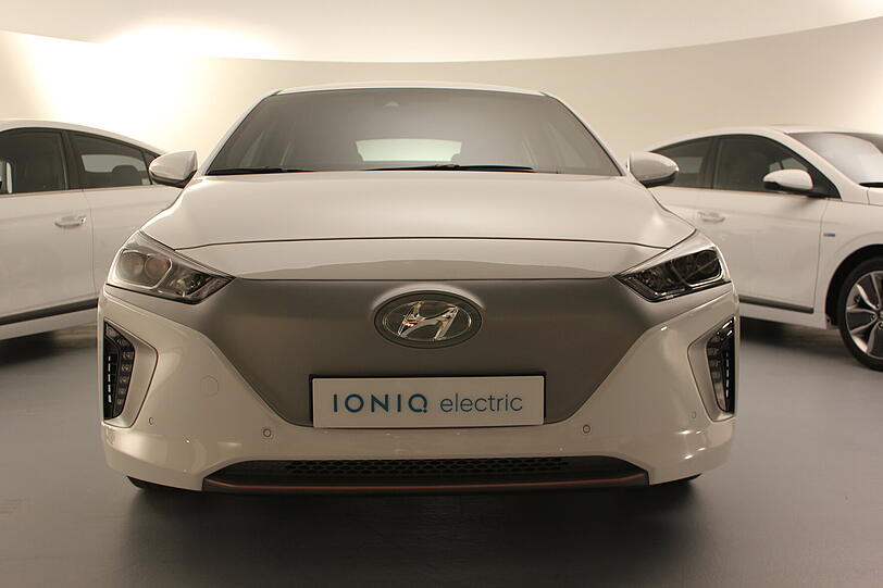 Der klassische Kühlergrill hat bei der Elektro-Variante des Hyundai Ioniq ausgedient. Hier muss kein Verbrenner gekühlt werden und die flächige Front ist windschnittiger.