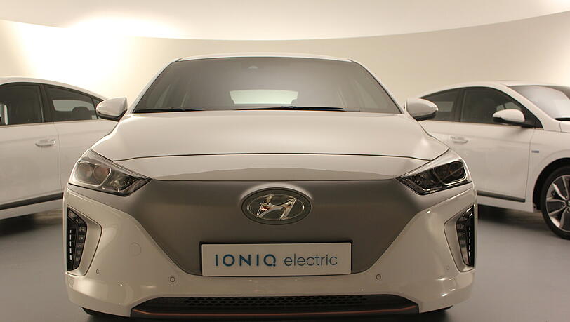 Der klassische Kühlergrill hat bei der Elektro-Variante des Hyundai Ioniq ausgedient. Hier muss kein Verbrenner gekühlt werden und die flächige Front ist windschnittiger. Der klassische Kühlergrill hat bei der Elektro-Variante des Hyundai Ioniq ausgedient. Hier muss kein Verbrenner gekühlt werden und die flächige Front ist windschnittiger.