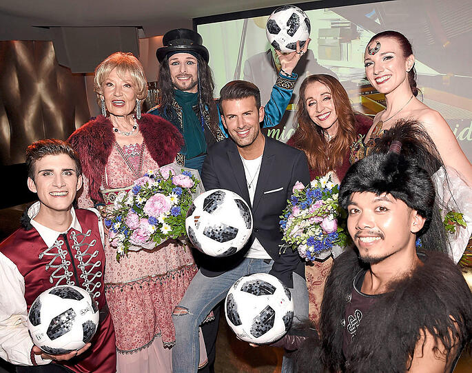 Dschinghis Khan heute (v. l.): Johannes Kupreit, Edina Pop, Claus Kupreit, Jay Kahn, Henriette Heichel-Strobel, Angelika Erlacher und Läm Phetnoi bei der Weltpremiere in H'ugo's Tresor Bar & Lounge.