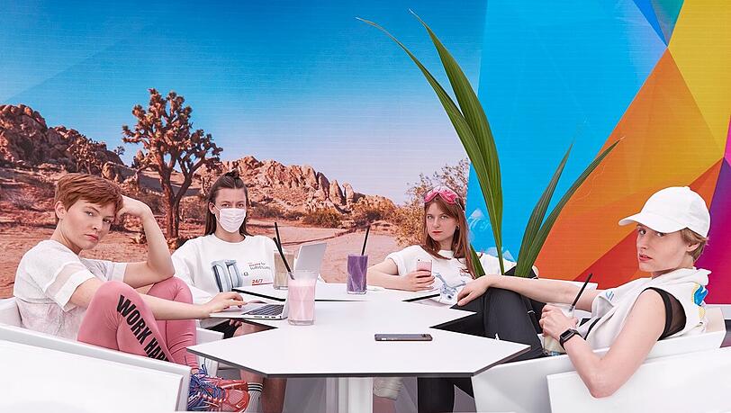 Die Münchner Performancegruppe The Agency hat ein Stipendium vom Goethe Institut bekommen, eins von drei „Bloom Ups“ des Festivals. Sie recherchieren in Sachen Männlichkeit und wollen eine „fiktive Männerbewegung“ kreieren. Erste Ergebnisse der Recherche sind am Samstag um 16 Uhr im Foyer des Schwere Reiter zu sehen. Die Münchner Performancegruppe The Agency hat ein Stipendium vom Goethe Institut bekommen, eins von drei „Bloom Ups“ des Festivals. Sie recherchieren in Sachen Männlichkeit und wollen eine „fiktive Männerbewegung“ kreieren. Erste Ergebnisse der Recherche sind am Samstag um 16 Uhr im Foyer des Schwere Reiter zu sehen.
