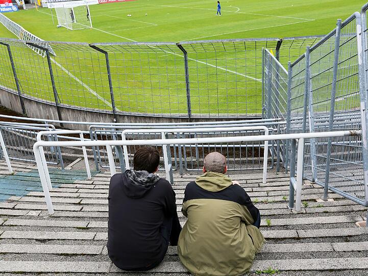 Hier ist das Stadion noch recht leer. Diese beiden schauen es sich in Ruhe an.