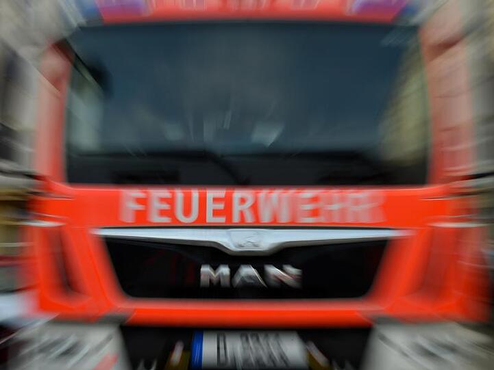 Ein Feuerwehrauto im Einsatz. Foto: Britta Pedersen/Archiv