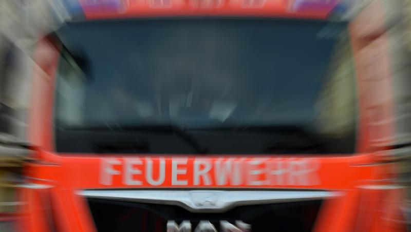 Ein Feuerwehrauto im Einsatz. Foto: Britta Pedersen/Archiv Ein Feuerwehrauto im Einsatz. Foto: Britta Pedersen/Archiv