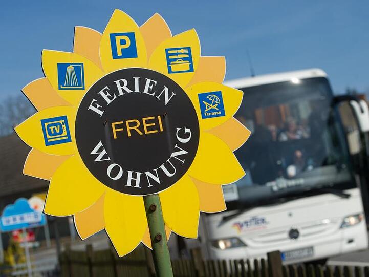Ein Werbeschild für eine freie Ferien-Wohnung steht auf der Insel Usedom am Straßenrand.