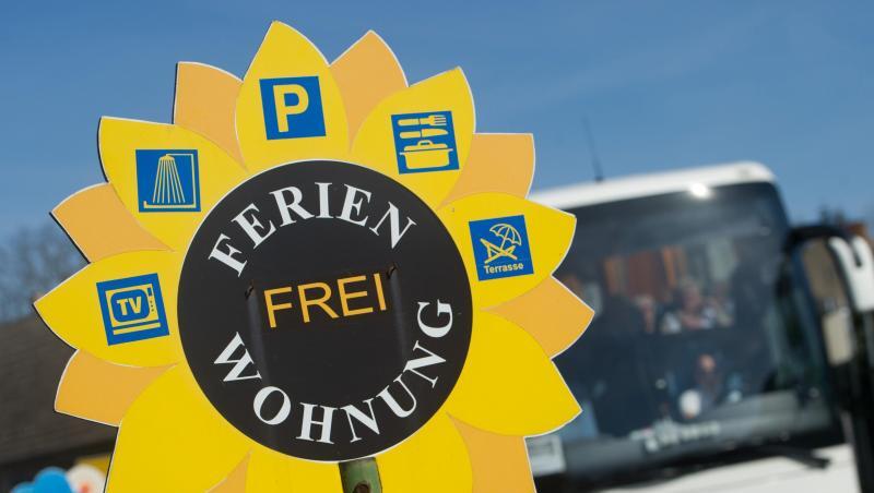 Ein Werbeschild für eine freie Ferien-Wohnung steht auf der Insel Usedom am Straßenrand. Ein Werbeschild für eine freie Ferien-Wohnung steht auf der Insel Usedom am Straßenrand.