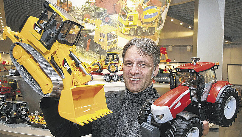 Paul Heinz Bruder mit zwei Spielwarenmesse-Neuheiten, einem Kettenlader und einem Traktor. Für den US-Truck (li.) gab es im letzten Jahr eine Auszeichnung. Paul Heinz Bruder mit zwei Spielwarenmesse-Neuheiten, einem Kettenlader und einem Traktor. Für den US-Truck (li.) gab es im letzten Jahr eine Auszeichnung.