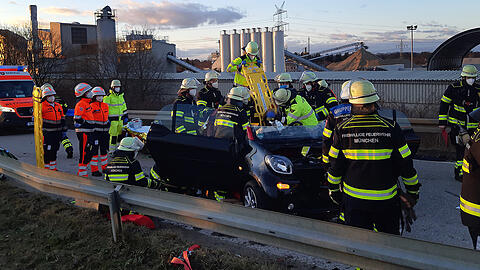 Zwei Frauen wurden bei dem Unfall in Allach verletzt.