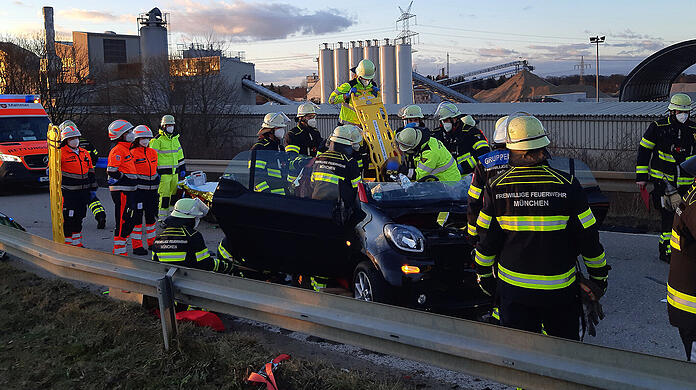 Zwei Frauen wurden bei dem Unfall in Allach verletzt.