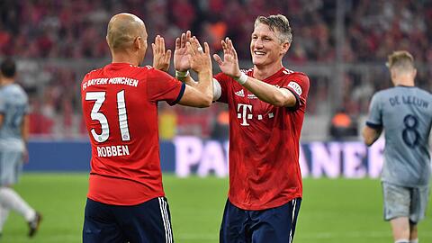 Sechs Jahre spielten Arjen Robben (l.) und Bastian Schweinsteiger zusammen. Einer von ihnen könnte neuer Sportdirektor beim FC Bayern werden.