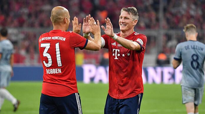 Sechs Jahre spielten Arjen Robben (l.) und Bastian Schweinsteiger zusammen. Einer von ihnen könnte neuer Sportdirektor beim FC Bayern werden.