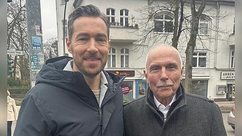 Der ehemalige SEK-Leiter Martin Textor (r.) erinnert sich im Gespräch mit Sven Voss für die True-Crime-Reihe "XY gelöst" an alte Fälle.