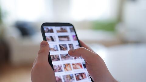 Im Fokus der aktuellen Debatte stehen auch Deepfakes, bei denen etwa das Gesicht einer Frau in ein anderes Video - etwa eine Porno-Sequenz - eingef&uuml;gt wird. (Symbolbild)