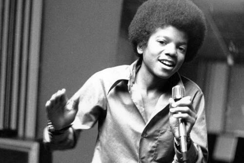 Mit Lockenkopf und intaktem Gesicht: Michael Jackson bei einem Auftritt mit 13 Jahren.