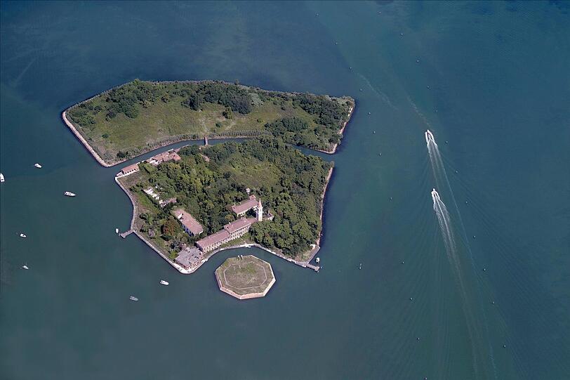 Die sogenannte "Spuk-Insel" Poveglia liegt in einer Lagune von Venedig. Das Eiland gilt als verfluchter Geister-Ort. Es heißt, dass die Insel von kranken und geistig verwirrten Menschen heimgesucht wird, die über Jahre in der psychiatrischen Klinik dort untergebracht waren. Die sogenannte "Spuk-Insel" Poveglia liegt in einer Lagune von Venedig. Das Eiland gilt als verfluchter Geister-Ort. Es heißt, dass die Insel von kranken und geistig verwirrten Menschen heimgesucht wird, die über Jahre in der psychiatrischen Klinik dort untergebracht waren.