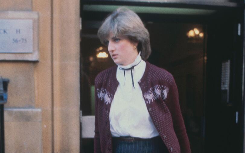 Immer im Fokus: Seit den ersten Dates zwischen Diana Spencer und Prinz Charles wurde Lady Di pausenlos von Paparazzi und Journalisten verfolgt. Auch auf dem Foto aus dem November 1980 wirkte sie gehetzt.
