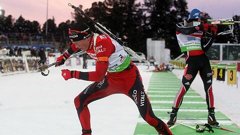 Michael Greis (r.) verlässt hinter dem Norweger Boe den Schießstand.
