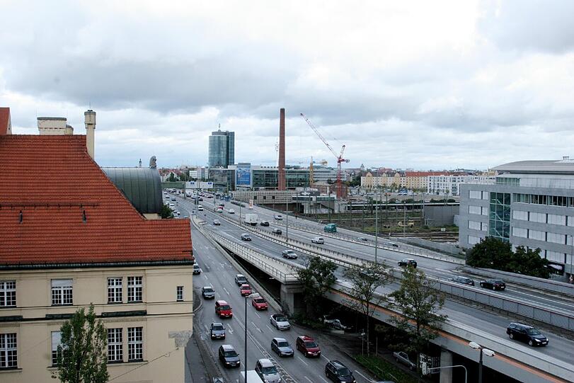 Der alkoholisierte Fahrer auf der Donnersberger Brücke fiel Polizisten einer Zivilstreife auf, weil er die Spur nicht halten konnte und außerdem viel zu schnell fuhr.